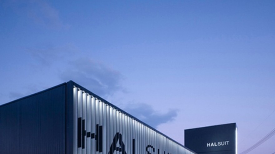 Halsuit concept shop by Nendo. Photo: Masaya Yoshimura. 
