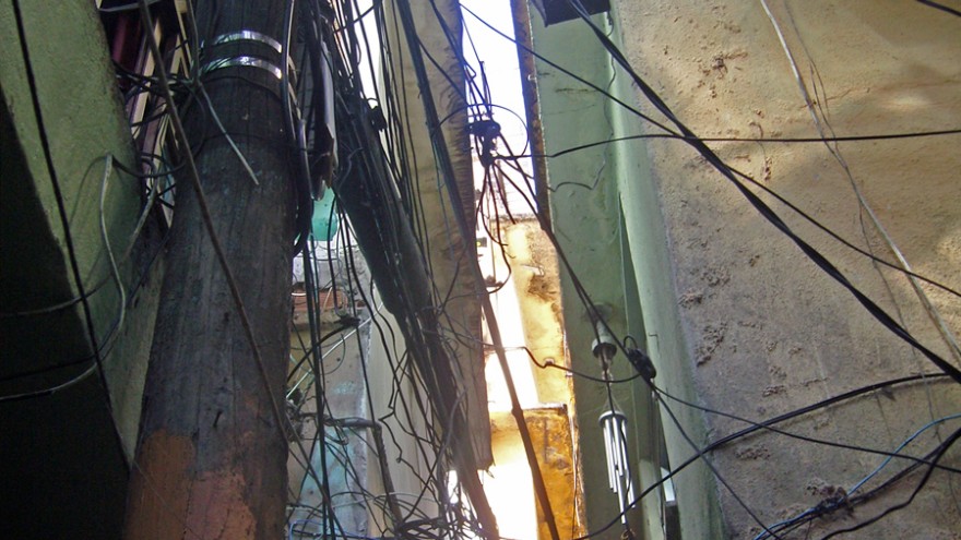 Electric network Favela, Rio, Brasil. Photo: Satyendra Pakhalé.