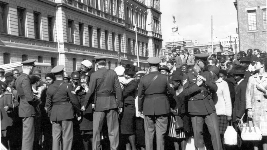 Alf Khumalo, South Africa goes on trial. Police outside the court. The whole world was watching when the three major sabotage trials started in Pretoria, Cape Town and Maritzburg. Outside the palace of Justice during the Rivonia Trial, 1963. Courtesy of Baileys African History Archive. © Baileys African History Archive.