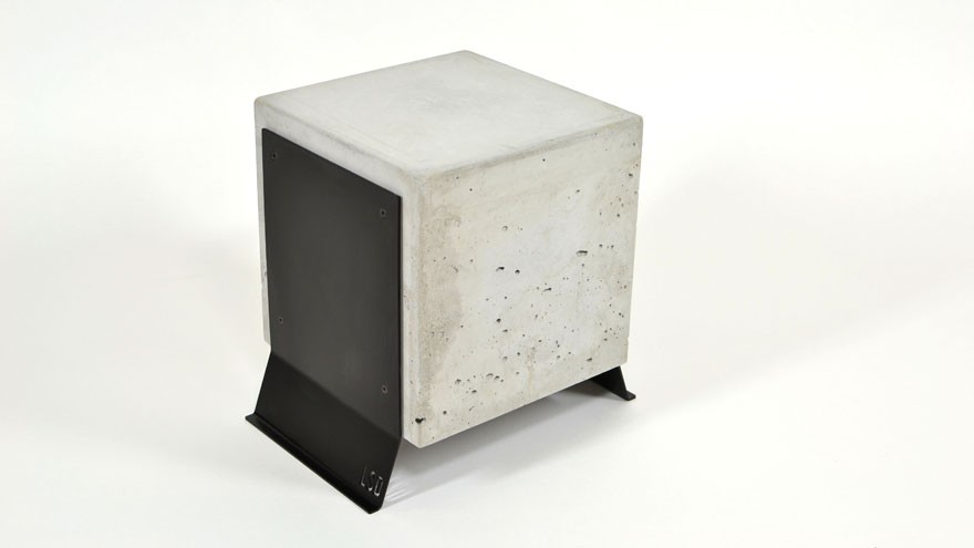 Brut table in concrete and metal.