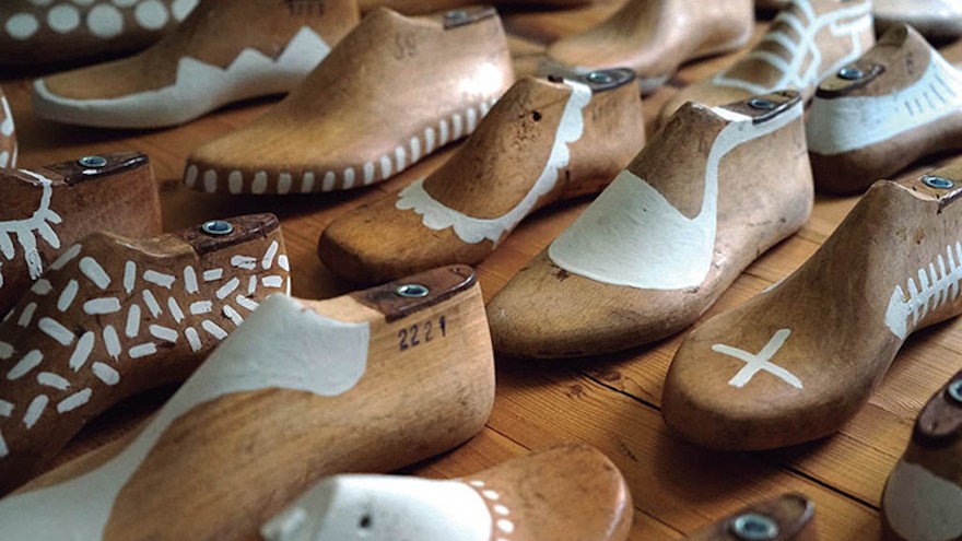 Tascón's two new shoe stores in Barcelona are contemporary in look, monochromatic in colour and use old shoe lasts to decorate the walls. Photo curtesy of Albert Font.