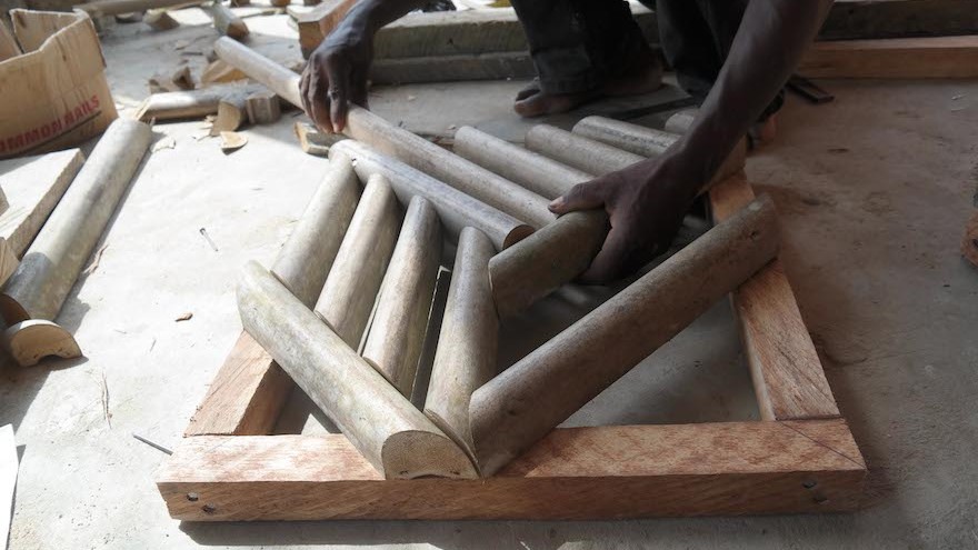 Raffia is used to make the noCOLOUR market kiosk. It is a durable and light material that vendors can easily source locally in Ghana.