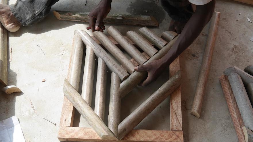 Raffia is used to make the noCOLOUR market kiosk. It is a durable and light material that vendors can easily source locally in Ghana.