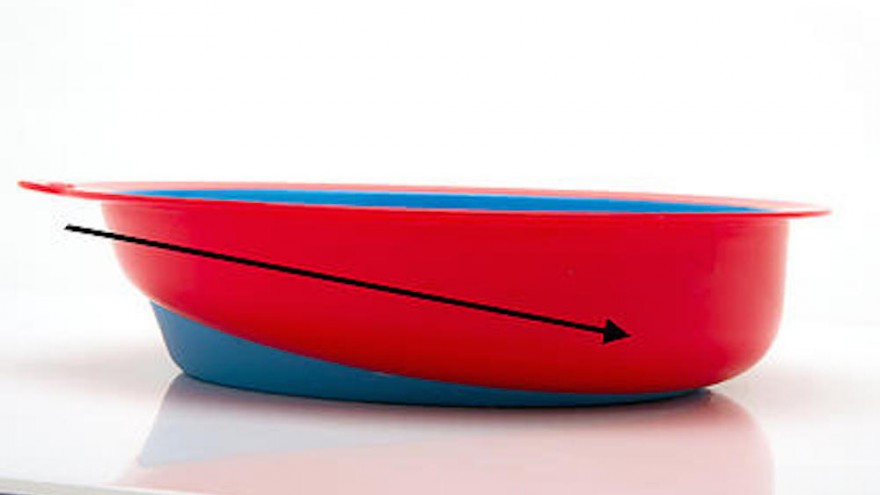 The slanted bottom design can help users gather food on one side without scooping.