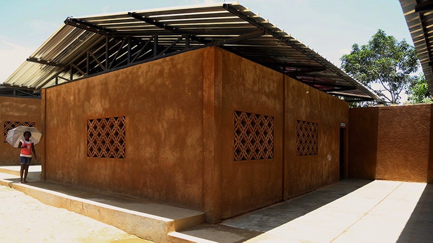 A primary school in Angola gets a much needed upgrade from parents and community members. Image: Paulo Moreira