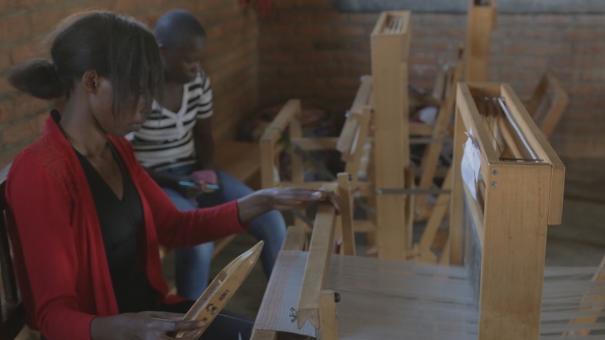 The Isano weavers is a cooperative of skilled weavers based in Kigali, Rwanda. All of its members are in some way affected by HIV/AIDS