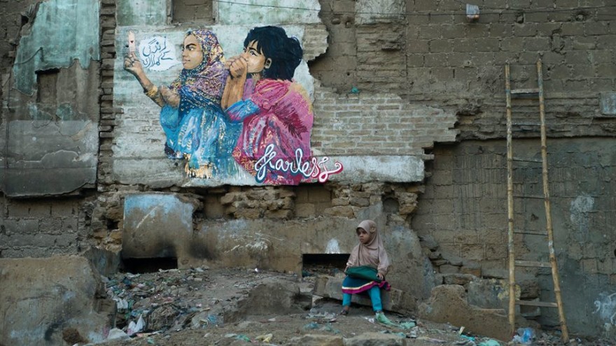 The Fearless Collective’s mural in gang-ridden Lyari explores the idea that we are both constantly ‘playing with our lives’ and playing the game of life simultaneously. 