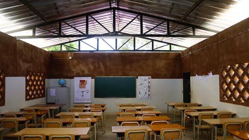 Primary school in Angola gets an upgrade from parents. Image: Paulo Moreira