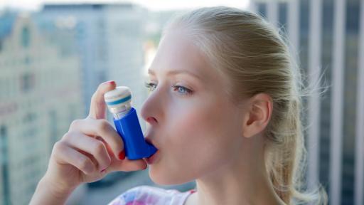 Gecko Health, an MIT spinout, has designed a smart inhaler that links to an app and helps asthma sufferers monitor their prescriptions and prevent attacks. Image: Gecko Health