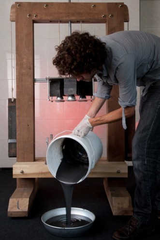 Gravity Stool by Jólan van der Wiel. Work in progress. 