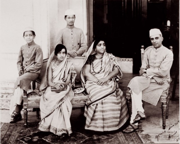 Sarojini Naidu (second from right). 