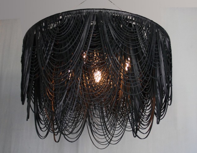 High Thorn Whisper chandelier, black. 