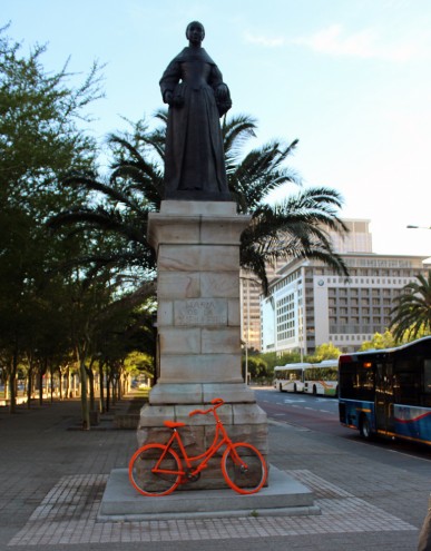 Isabeau Joubert yarn bombing