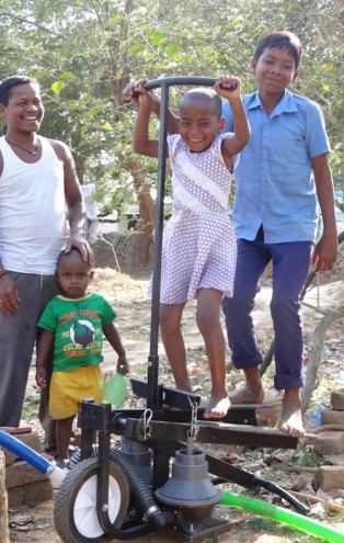 Two Indian children demonstrate the simplicity of the Saajhi Stepping Pump. Image: nextbillion.net.