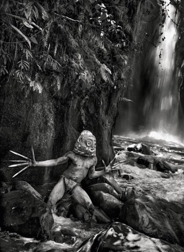 An indigenous tribesman from the series "Genesis" - © Sebastião SALGADO / Amazonas images