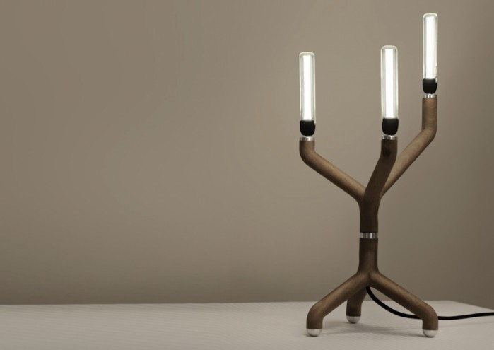 Lil Fogo candelabra in wood by Kossi Aguessy. Photo: Blackbody. 