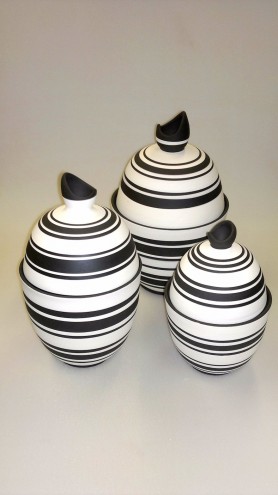 Chuma Maweni's striking, contemporary ceramic work. 