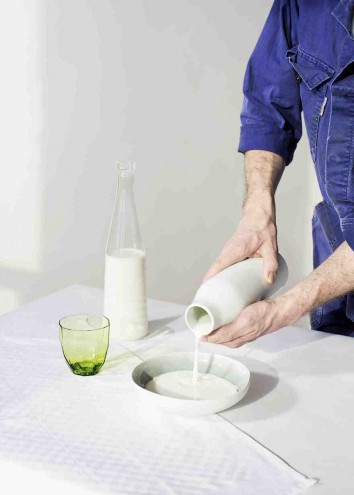 A pop-up milk parlour in Amsterdam brings designers and milk farmers together to create a more sustainable dairy industry. Image curtesy of Ester Grass Vergara.