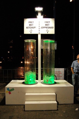 Fesitval-goers vote with their waste on a Wecup installation.