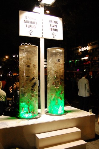 Fesitval-goers vote with their waste on a Wecup installation.