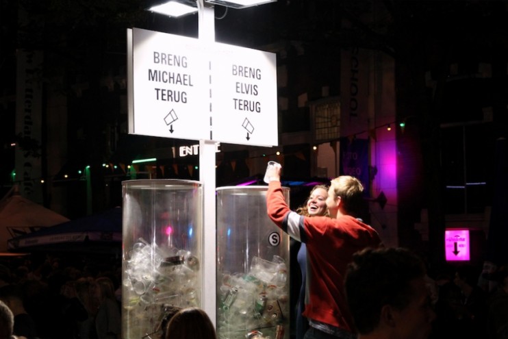 Fesitval-goers vote with their waste on a Wecup installation.