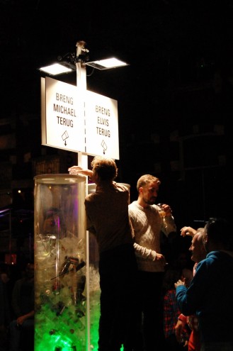 Fesitval-goers vote with their waste on a Wecup installation.