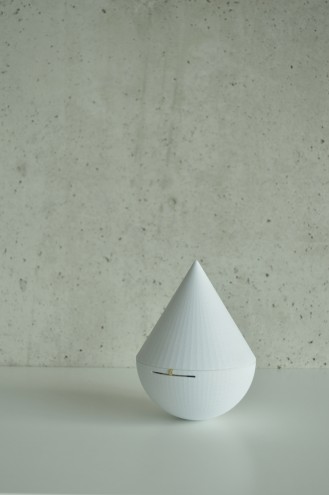 Fabian Zeijler designed momentum and pūrificātum, personal air purifiers that you can take with you to anywhere.