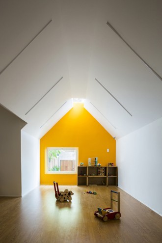 Kientru O Architects converted this building from an old townhouse into a vibrant ochre-and-yellow themed nursery school. 