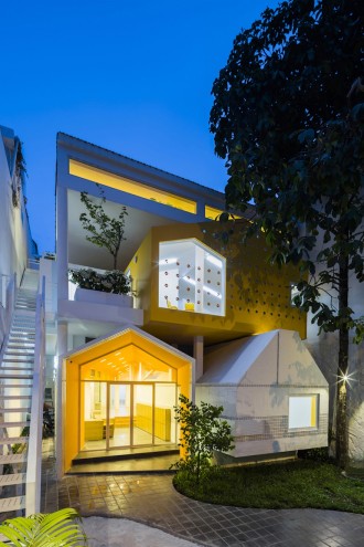 Kientru O Architects converted this building from an old townhouse into a vibrant ochre-and-yellow themed nursery school. 