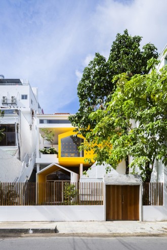 Kientru O Architects converted this building from an old townhouse into a vibrant ochre-and-yellow themed nursery school. 