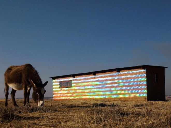 South African-based artist r1 used 1000 recycled CDs to clad an abandoned farmhouse in Randfontein, a mining city in western Gauteng. 