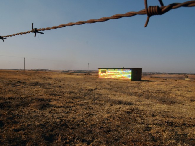 South African-based artist r1 used 1000 recycled CDs to clad an abandoned farmhouse in Randfontein, a mining city in western Gauteng. 