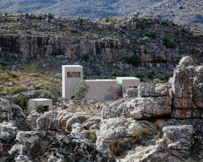 House van der Watt by Wolff Architects echoes the landscape of the Cederberg mountains. In his practice, Heinrich Wolff considers a multitude of factors informing his design, including climate, the region, religion, history and cultural identity. House van der Watt by Wolff Architects.