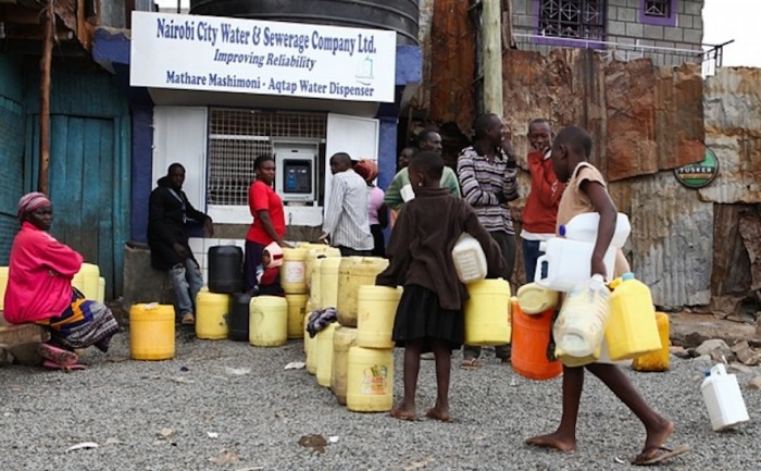 Kenyans queue behind one of the water ATMs installed in Mathare, one slum in Nairobi. ATMs in Kenya dispense water to the people living in slums who need it. Image:Daniel Irungu