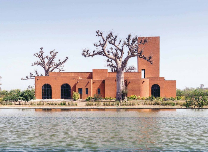 Designed by Senegalese architecture firm Atelier Koe, Al Hamra is an earth brick farmhouse located in the bush, away from the buzzing capital of Dakar. 