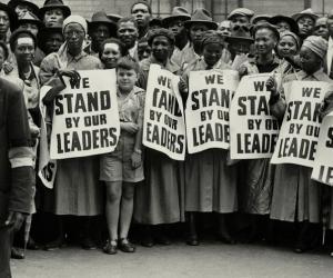 Eli Weinberg, Crowd near the Drill Hall on the opening day of the Treason Trial, Johannesburg, December 19, 1956. Times Media Collection, Museum Africa, Johannesburg.