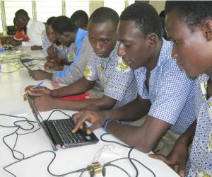 Students from Gowrie Senior High School (Upper East Region) at the light sciences workshop.