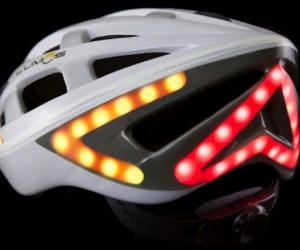 The helmet has an automatic brake light and wireless left and right indicators. 