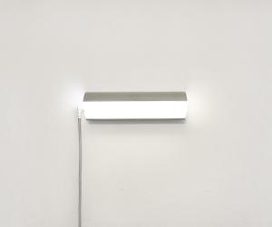 RISD graduate Matthew Lim has designed the Tack light– a portable lamp that can be magnetically attached to a wall-mounted plate.
