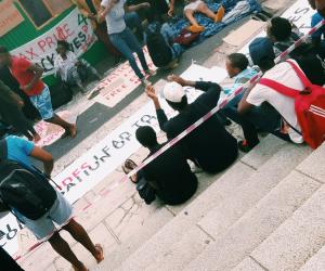 Students erect a shack on the steps of UCT