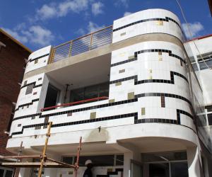 Lorenzo Nassimbeni has been working with 26’10 SOUTH Architects to create a geometric tiled mural on the new Rahima Moosa Mother and Child Hospital