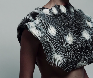 Caress of the gaze, by Behnaz Farahi, responds to your eyes