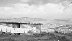 Kite flying near Phuthaditjhaba, Qwa Qwa. 1 May 1989 (4_5951). Image: David Goldblatt 