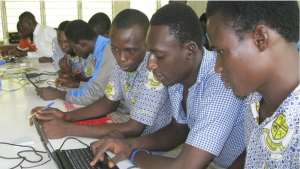 Students from Gowrie Senior High School (Upper East Region) at the light sciences workshop.