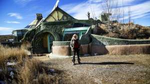 “Meet the Earthship” is a short film about an off-grid community living in houses made of rubbish outside of Taos, New Mexico.  