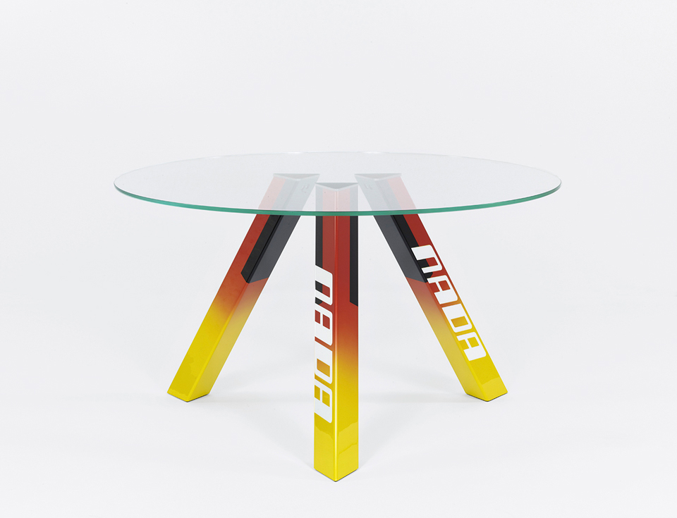 На что похож стол. Стол корпус. Столик azo galerie Kreo. Masa works Design диски