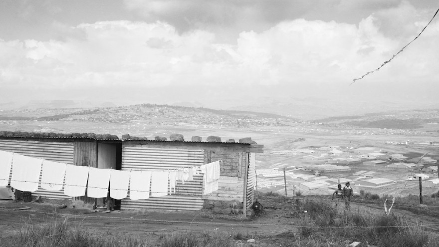 Kite flying near Phuthaditjhaba, Qwa Qwa. 1 May 1989. Image: David Goldblatt. 