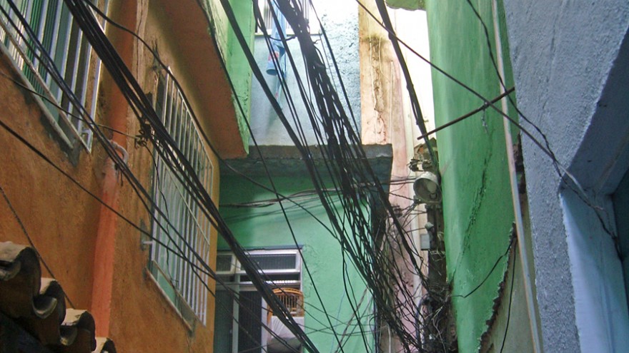 Electric network Favela, Rio, Brasil. Photo: Satyendra Pakhalé.