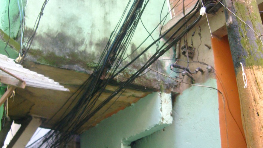 Electric network Favela, Rio, Brasil. Photo: Satyendra Pakhalé.