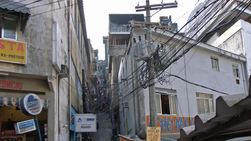 Electric network Favela, Rio, Brasil. Photo: Satyendra Pakhalé.